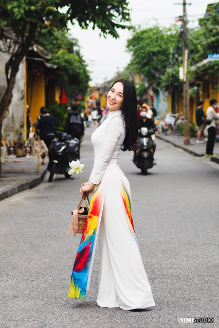 Ao dai photoshoot with professional photographer in Hoi An ancient town (Vietnam)