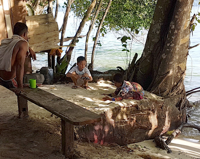 Bermain Pasir di Talaip Homestay, Raja Ampat +jelajahkeluargasuwanto