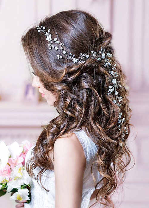 Peinados de novia con media melena: Semirecogido con flores