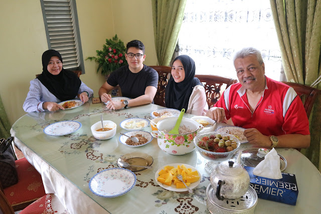 Nasi Dagang Kelantan Dengan Set Lauk Pauk Yang Lengkap 
