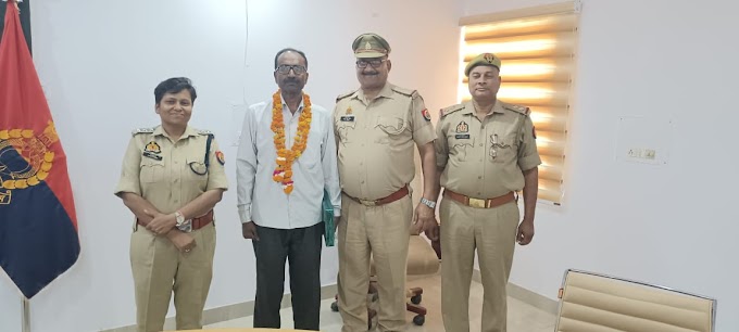  सेवानिवृत्त उ0नि0 श्री नेबूलाल की क्षेत्राधिकारी लाइंस/नगर द्वारा उपहार प्रदान कर की गई विदाई