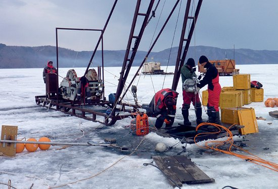 Scienziati russi installano telescopio nel lago Baikal