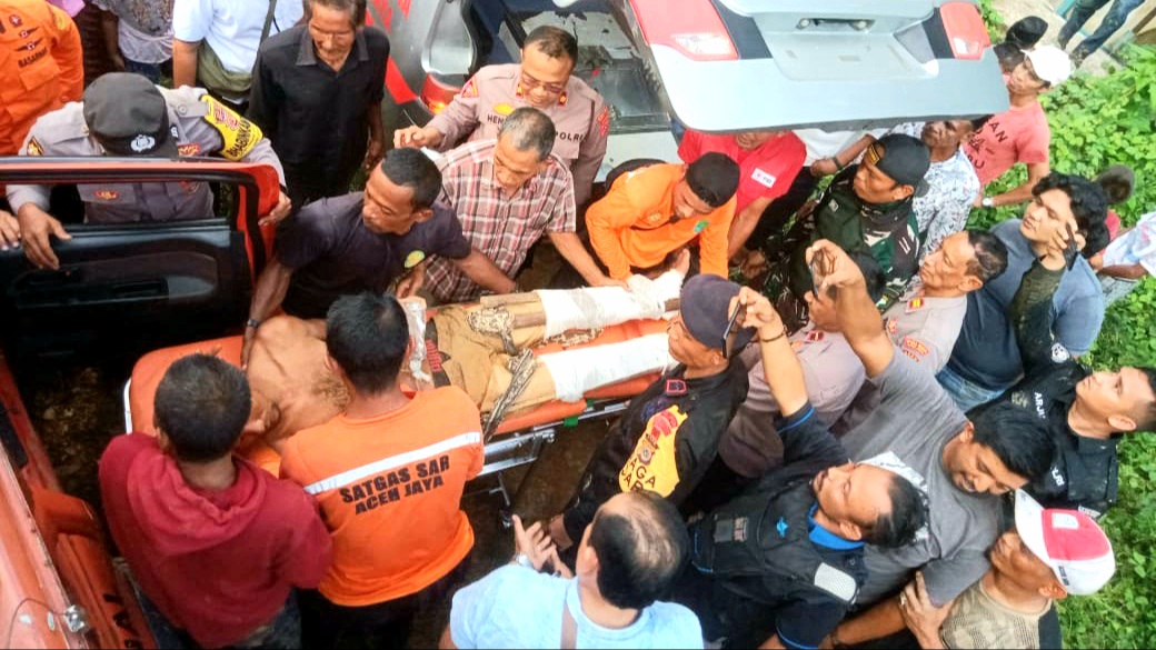 TIM Basarnas dan pihak lainnya saat mengevakuasi warga Aceh Jaya yang tertimpa longsor saat mencari emas di Desa Panggong Kecamatan Krueng Sabee Aceh Jaya, Rabu (23/11/2022).