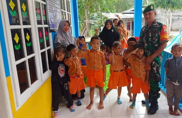 Babinsa Rapius Laksanakan Komsos dengan Guru dan Murid TK Negeri 003 Bunguran Timur Laut