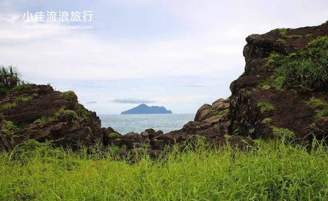 北關海潮沿海步道幾乎全程都能看到龜山島，除了少數路段因為樹木和雜草過高，遮住視線