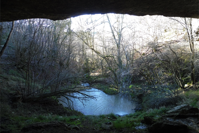 Cruzamos por el interior de la cascada