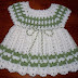 Tığ işi beyaz yeşil renkli kız bebek örgü elbise