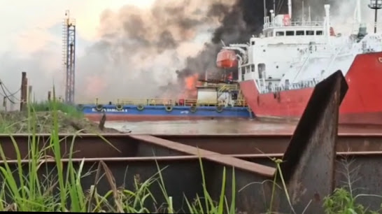 Dua Kapal  Terbakar Saat Menunggu Giliran Docking di Samarinda 