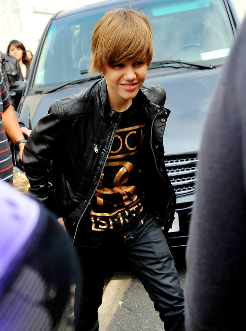 justin bieber 2011 haircut may. Justin Bieber New HairStyle