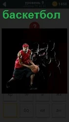 Спортсмен с мячом бежит к кольцу с сеткой для броска мяча в баскетбол