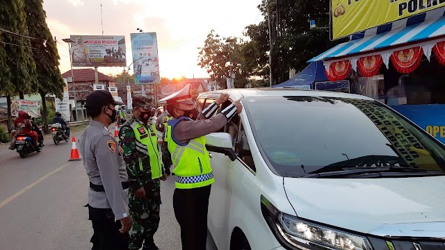 Polres Blora tempeli Stiker OKC, bagi Kendaraan yang lengkap dokumen di Perbatasan Cepu