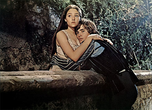 Roméo et Juliette s’entrelaçant dans l’adaptation cinématographique de Franco Zeffirelli.