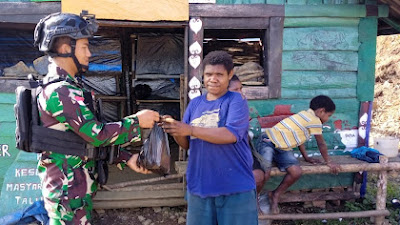 Bantu Mama Papua, Satgas Yonif RK 115/ML Barter Bahan Makanan dengan Hasil Kebun Masyarakat