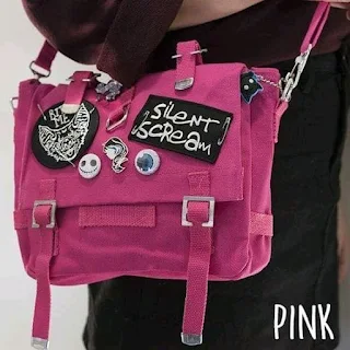 Customizar bolsas pode ser uma excelente opção para dar um novo estilo a esse acessório tão presente na vida de muitas mulheres. Além de repaginar o visual, você pode deixar o seu estilo estampado e fazer algo exclusivo, que ninguém mais tenha.