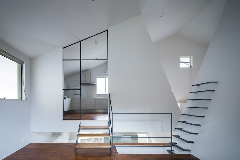 Stairs: House in Wakayama / Spray