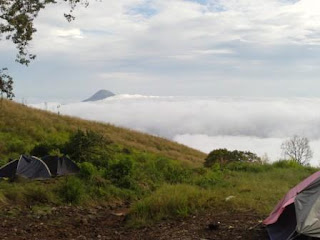 mendaki gunung