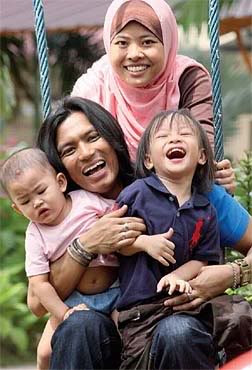FAIZAL TAHIR COMPLETE WEB: Gambar Keluarga Faizal Tahir 
