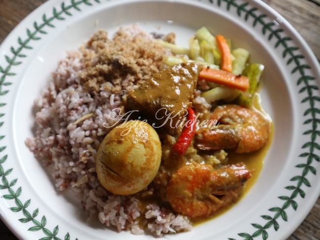 Nasi Dagang Kelantan Dengan Gulai Ikan Tongkol Dan Sambal 