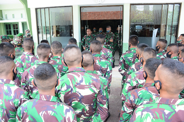 Arnold Ritiauw Lepas Keberangkatan Personel Kodim 1511/Moa dari Korem Binaiya