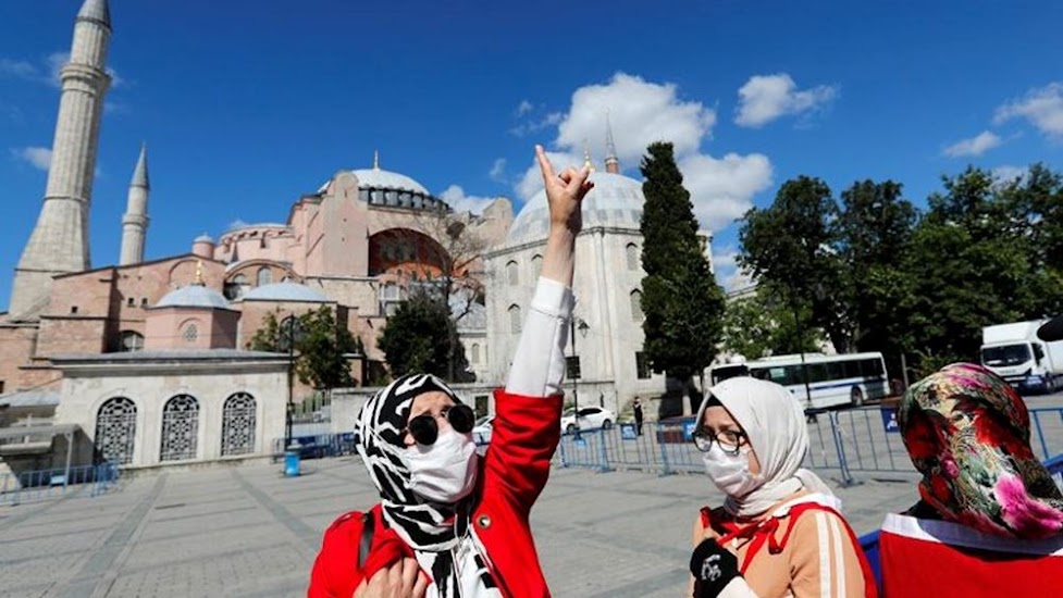 Ο αρχι-ιμάμης της Αγια-Σοφιάς ζητά να αφαιρεθεί η κοσμικότητα από το Σύνταγμα της Τουρκίας