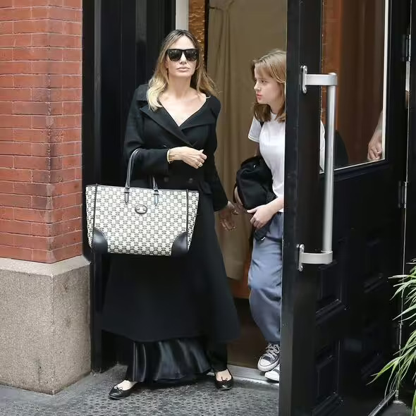 Acompanhada da filha, Angelina Jolie deixa hotel em Nova York