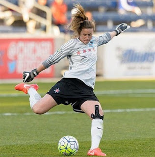 Picture of Alyssa Naeher playing football