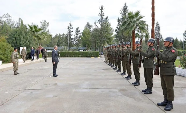 Ο κατοχικός ηγέτης Ερσίν Τατάρ επιθεωρεί τον κατοχικό στρατό στα κατεχόμενα εδάφη της Κύπρου. Φωτογραφία από το ψευδοκράτος
