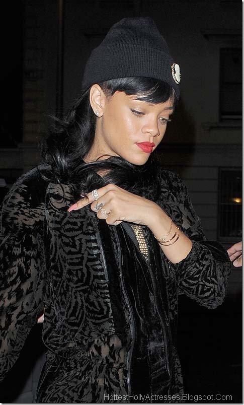 Rihanna Hot Pics in Black Dress 2
