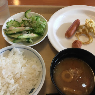 トレーの上にごはん、味噌汁、おかず