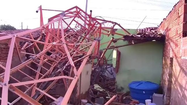 Torre de telefonia cai em cima de casas durante temporal; saiba detalhes