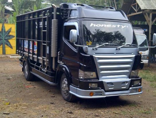 gambar truk modifikasi warna hitam silver