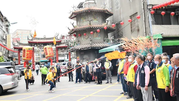 ▲南瑤宮癸卯年笨港進香祭典結束後在廟埕由執事人員舞頭旗。（記者林明佑翻攝）