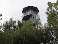 Detall de la part superior de la torre de vigilància del cim del Puig de la Guàrdia