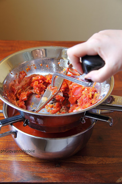 Passata di pomodoro e spaghetti col sugo