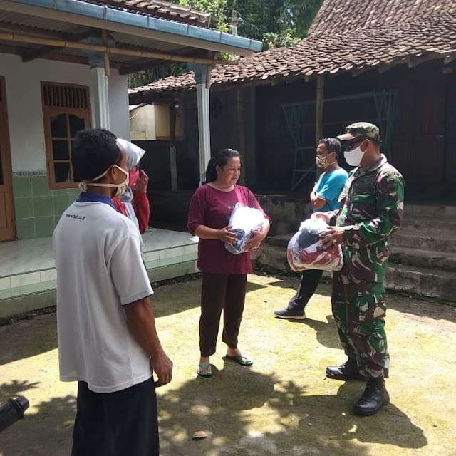 Babinsa Desa Solodiran Cegah Virus Covid-19 Dengan Membagikan Masker