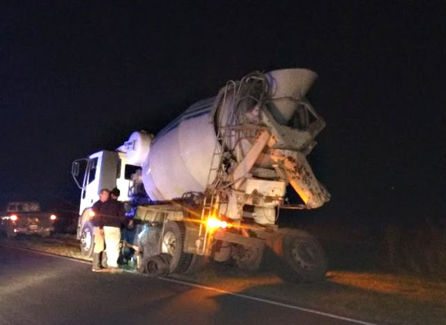 Camión cargado con cemento perdió las ruedas duales entre Laborde y Pascanas