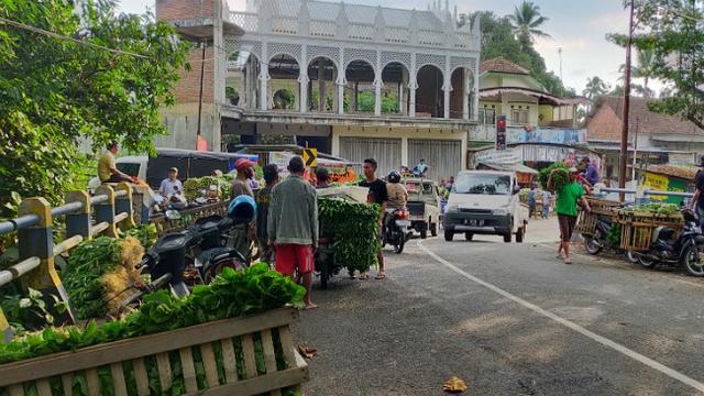 Nasib Pedagang Sayur di Tengah Corona: Dagangan Tak Laku, Sayuran Dibagi-bagikan secara Gratis, naviri.org, Naviri Magazine, naviri majalah, naviri