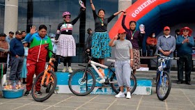 Cholitas en bici y un show para festejar los 38 años de El Alto