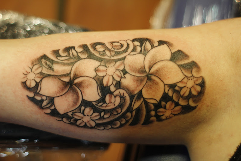 Zo'n vette japanse tattoo met van die bloemen voor Kim title=