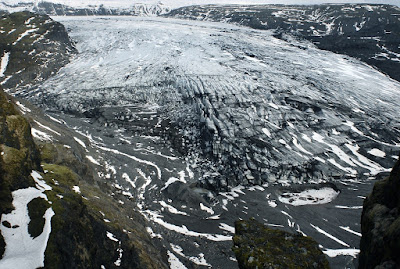   Uma equipe de cientistas reuniu evidências fotográficas dos efeitos causados pelas mudanças climáticas. Por meio de imagens de “antes e depois”, eles registraram o recuo das geleiras e derretimento do gelo em regiões da Groelândia e Antártida.  A pesquisa de caráter fotográfico foi pulicada no dia 30 de março na revista GSA Today, de acordo com informações da Live Science.  “Nós temos evidências fotográficas não retocadas das geleiras que estão derretendo em todo o Planeta”, disse o coautor do estudo, Gregory Baker, um geólogo da Universidade do Kansas.  “Isso inclui os lençóis de gelo da Groenlândia e da Antártida – que foram consideravelmente reduzidos em tamanho”.  “Estes não são modelos de computador, fantasias ou imagens de satélite em que você teria que fazer todos os tipos de correções”, advertiu. “Estas são simplesmente fotos, algumas registradas até 100 anos atrás. Meus coautores voltaram a muitos desses locais e os clicaram novamente. Então é apenas uma prova direta da perda do gelo em larga escala em todo o mundo”.    Glaciar Mendenhall, no Alasca   Esses registros de 2007 e 2015, feitos no Glaciar Mendenhall do Alasca, revelam que neste período de oito anos houve um recuo de cerca de 550 metros.    (2007)  (2015)   Glaciar Solheimajokull, na Islândia   Também fotografada entre os anos de 2007 e 2015, a geleira localizada na extremidade sul da calota Myrdalsjokull apresentou uma notável diferença de 625 metros de recuo nesse período de oito anos de aquecimento global.   (2007)  (2015)  Glaciar Stein, na Suíça  Localizado na Suíça, este glaciar também enfrentou mudanças relevantes em sua paisagem. Recuando cerca de 550 metros, ele foi registrado entre os anos de 2006 e 2015.    (2006)  (2015)  Glaciar Trift, na Suíça  Também na Suíça, o Glaciar Trift notavelmente retraiu em cerca de 1,7 quilômetro, de acordo com os pesquisadores. Os registros foram feitos entre 2006 e 2015.    (2006)  (2015)  Glaciar Qori Kalis, no Peru  , Este glaciar peruano, da região de Quelccaya recuou emimpressionantes 1,14 quilômetro entre os anos em que foram fotografados: 1978 e 2016.     (1978)  (2016)  Glaciar Columbia, no Alasca Localizado na costa sudeste do Alasca, o glaciar de Columbia é chamado de “um glaciar de maré”. Isso significa que ele flui diretamente para o mar, de acordo com o Observatório Terrestre da NASA. Em 1794, quando exploradores britânicos examinaram a geleira, eles descobriram que seu “nariz” (chamado de terminus) se projetava para a borda norte da Ilha Heather, próxima à foz da baía de Columbia.  “A geleira manteve essa posição até 1980, quando começou a recuar rapidamente para o local em que está hoje”, disse o Observatório. As imagens abaixo mostram a geleira entre os anos de 2009 e 2015, bem como uma retração glacial de 6,5 quilômetros.     (2009)  (2015)  FONTE: LiveScience 