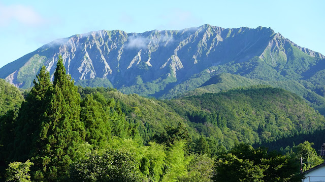 鳥取県日野郡江府町御机 御机の茅葺小屋からの眺望 裏大山