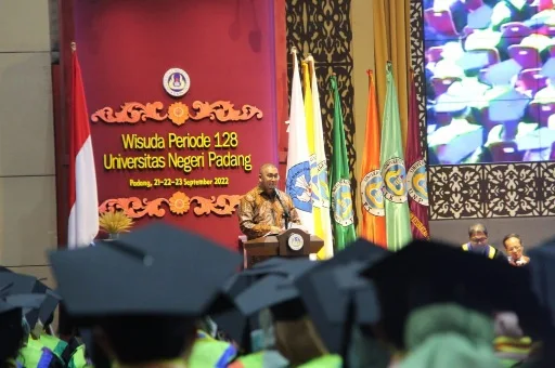 Sampaikan Orasi Ilmiah Wisuda, Rektor UNP: Andre Rosiade Anggota DPR asal Sumbar paling Aktif Bantu Pembangunan