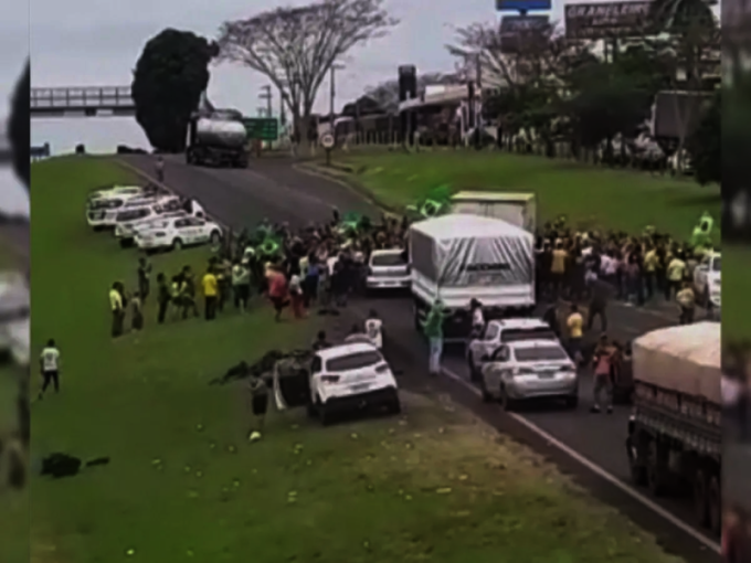 Motorista avança e atropela manifestantes que bloqueavam rodovia em SP