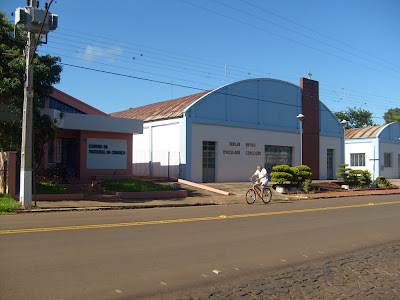 Imagem do prédio onde funciona a Pastoral da Criança e ao lado a Igreja Matriz Imaculada Conceição. A igreja é azul e branca.