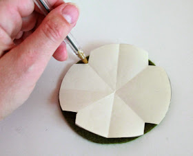 Felt Christmas Bauble Tutorial: Make it with thread or hot glue. | The Inspired Wren