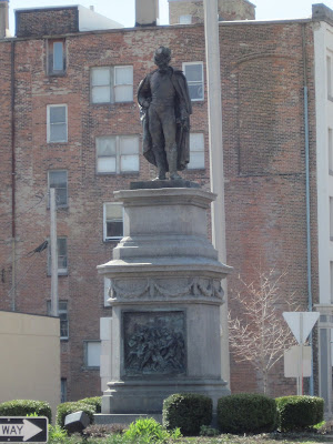 war memorial statue