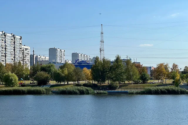 парк 850-летия Москвы, Москва-река, вид на парк Братеевская набережная, торговый центр «Ключевой»