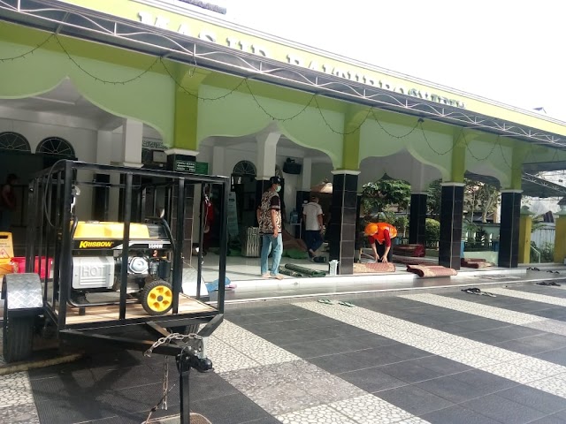 Kegiatan Bersih-bersih Masjid edisi spesial Liburan di Masjid Baitur Rasyidin Perum Depkes Keramat utara Kota Magelang