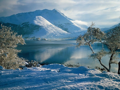 lago-helado-rodeado-de-montañas-nevadas