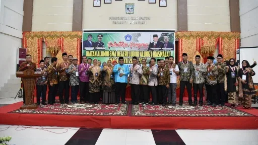 Lantik Pengurus IKASMALA, Bupati Padang Pariaman: Banyak Alumni SMALA Jadi Pejabat Saya